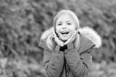 Pastoral sonbahar günü sürpriz yüz çocuk