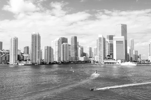 Şehir gökdelenler Miami, ABD Deniz üzerinde yat yelken