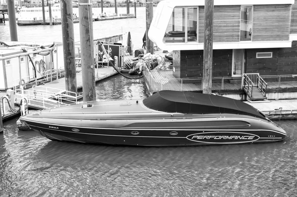 Bateau à moteur à quai dans le port d'Elbe à Hambourg, Allemagne — Photo