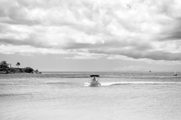 Motor boat in caribbean sea on cloudy sky, antigua — Stock Photo, Image