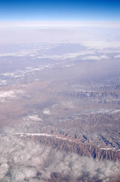 Bergslandskap, Flygfoto. Wanderlust och resor. Jordens yta. Miljöskydd och ekologi. Livet är möjligt endast på jorden, skydda det — Stockfoto