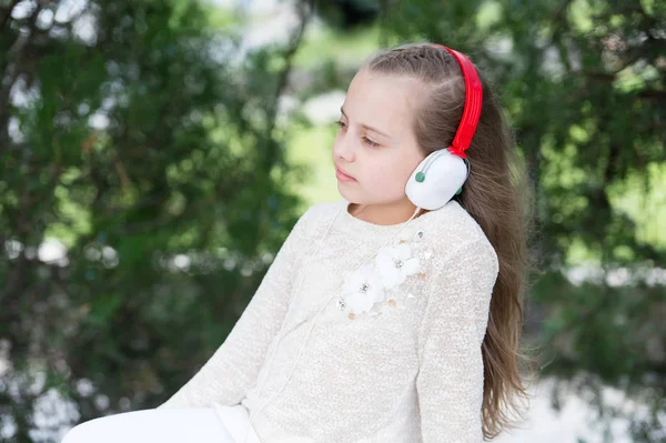 Moda çocuk ve modern teknoloji. Melodi ses ve mp3. Yaz Park müzik dinle küçük kız. Çocuk müzik kulaklık açık keyfini çıkarın. Yaz tatil dinlenme ve eğlence