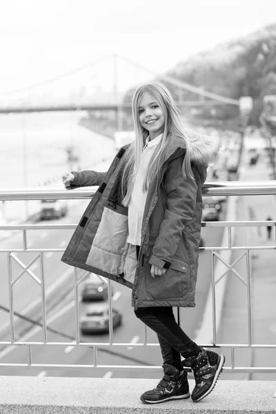 Kind Geniet Van Herfstdag Wazig Stadslandschap Meisje Met Blond Lang — Stockfoto