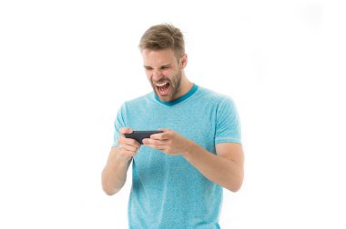 Oyun için heyecanlandım. Adam akıllı telefondan oyun oynuyor. Bağırıp çağıran adam akıllı telefon oyunu oynuyor. Akıllı telefon için başvuru yapmayı dene. İnsanlar online iletişimden faydalanıyor. Oyun bağımlılığı kavramı
