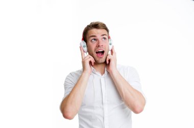 Hoş bir melodi. Kulaklıklar ve şarkı dinleme favori şarkı dostum. Adam kulaklık ile müzik dinler. Dostum memnun yüz zevk dinleme müzik kulaklık beyaz arka plan kopya alanı izole