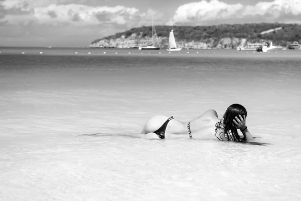 Mulher com bunda sexi mentir no mar transparente em antigua — Fotografia de Stock