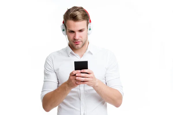 Cambiar de canal de radio. Hombre escuchando los auriculares favoritos de la canción con teléfono inteligente. Los audífonos escuchan música. Hombre rostro concentrado disfrutar escuchando música aislado fondo blanco. Cambiar canal de radio — Foto de Stock