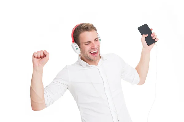 최고의 노래 이제 까지입니다. 남자 스마트폰 헤드폰에 좋아하는 노래를 듣고입니다. 남자 이어폰 듣는 음악. 남자가 즐긴다 웃는 얼굴이 행복 음악 헤드폰 고립 흰색 배경 — 스톡 사진