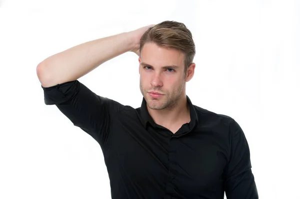 Capelli sani. Guy attraente godere di acconciatura. Uomo barbuto viso rigoroso godere di capelli freschezza, sfondo bianco. Concetto di cura dei capelli. Uomo barba unshaven bello e ben curato toccare i capelli freschi e puliti — Foto Stock