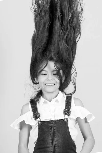 Kaukasiska flicka med vinden i brunett hår — Stockfoto