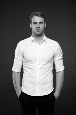 Beden dili. Adam ellerini ceplerine sok ne demektir. Resmi beyaz gömleği giyince yakışıklı oğlan elleri ceplerinde, koyu arka plan. Beden dili el hareketleri ortaya çıkarır. Beden dili okuma