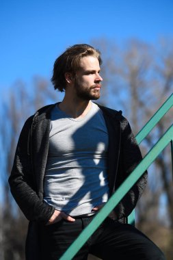 Asla durmayacak. Adam yakışıklı adam sabah yürüyüş mavi gökyüzü arka plan tadını çıkarın. Adam düşünceli başlangıç harika bir gün. Sabah dolgu enerji şarj. Sabah taze düşünceler getirir. Dakika take her gün kendinizi motive edin