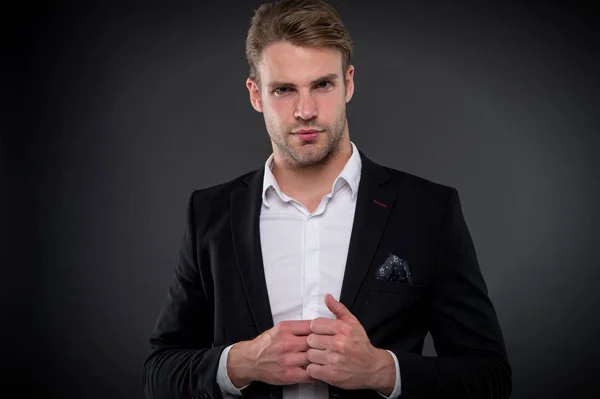 Perfecto en cada detalle. Hombre bien arreglado camisa blanca elegante traje formal pañuelo bolsillo fondo oscuro. Macho confidente preparar traje perfecto. Guy oficinista guapo perfecto aspecto — Foto de Stock