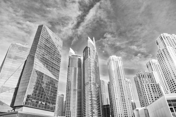 Gratte-ciel à Dubaï, Émirats arabes unis, vue du bas — Photo