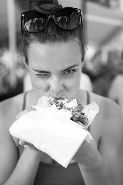 Boldog preatty lány vagy nő eszik szendvics gyros. — Stock Fotó