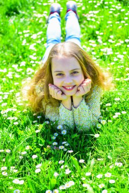 Grassplot, yeşil arka plan çimlere yatan kız. Çocuk çayır yalancı bahar güneşli hava keyfini çıkarın. Altın Çağ kavramı. Yüz gülümseyerek kıza harcamak açık havada eğlence.