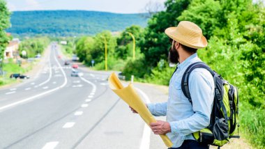 Nereye gitmem gerektiğini. Turist backpacker kayıp yön seyahat eşleyin. Bütün dünyada. Harita olanak tanımak yeterli bir yere yürüyüş için Ayrıntılar kaybol. Yön Haritası büyük parça kağıt bulmak