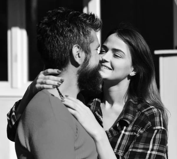 Menina e cara barbudo ou amantes felizes em um encontro — Fotografia de Stock