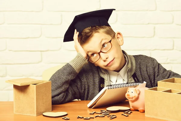 Genç, sevimli, küçük öğrenci.