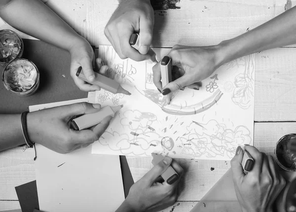 Sanatçılar boyalı ve renkli kağıtlı ahşap masa