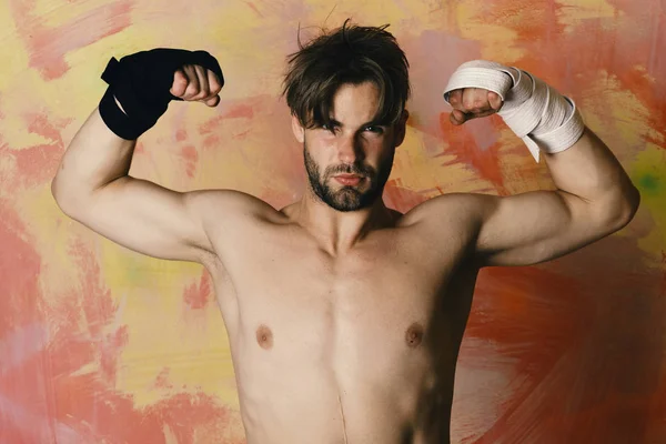 Estilo de vida saludable y concepto de boxeo. Boxeador o luchador demuestra músculos — Foto de Stock