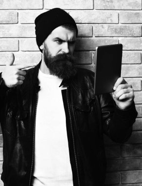 Sakallı, Kafkas hippisi, elinde tablet.