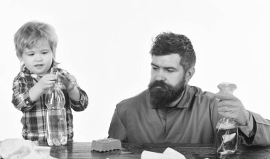 Adam beyaz arka plan üzerinde şirin çocuk ile.