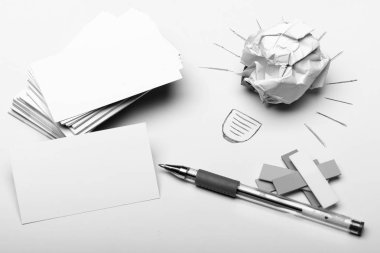 Kırışık kağıt ve çizilmiş ışınlar ampul yapıyor.