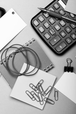 Kopya alanı ve bağlayıcılar yakınındaki yapışkan notlar ile kartvizit.