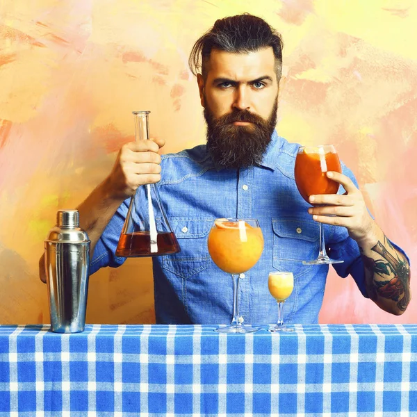 Brutal caucasian hipster with alcoholic cocktails and bar stuff — Stock Photo, Image