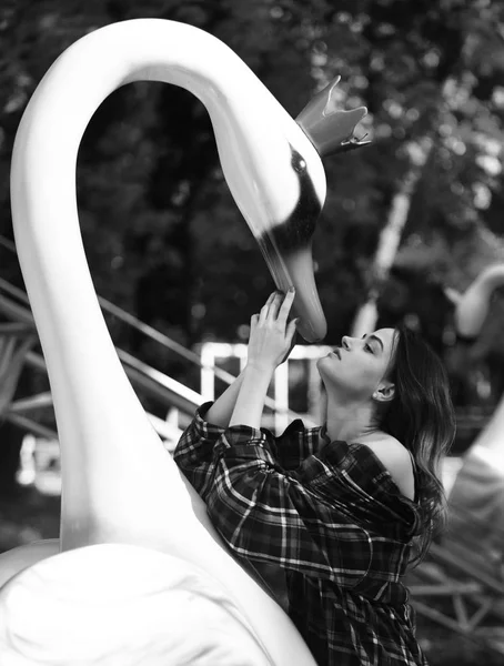 Mujer y cisne sobre fondo verde soleado parque —  Fotos de Stock