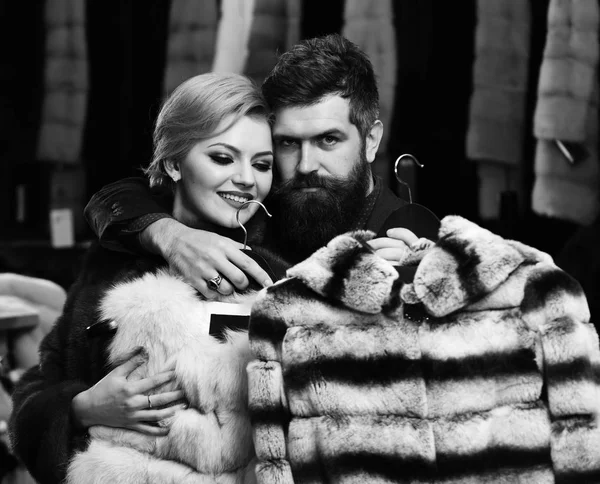 Bohatým módní. Zákazník s vousem a žena koupit chlupatý kabát — Stock fotografie