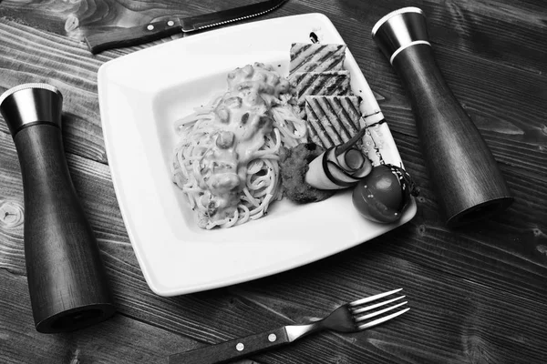 Concept de plat principal. Table servie pour une personne au restaurant — Photo