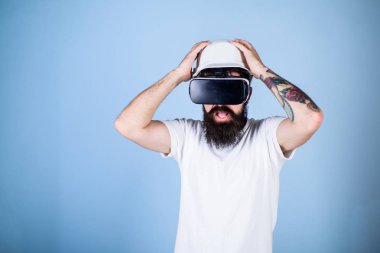 Kask içinde adam sanal gerçeklik mühendisi olarak çalışıyor. 3D tasarım konsepti. Mimar ya da sanal gerçeklik gözlüklü. Adam sakal Vr gözlük şok ve hayal kırıklığına, açık mavi arka plan