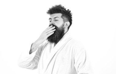 Sakal ve esneme ve palm, beyaz arka plan üzerinde izole ağzıyla kapsayan bıyıklı adam. Uykulu sabah kavramı. Tousled saçlı uykulu bir adam. Maço bornoz sıkı yüzündeki Uykulu görünüyor