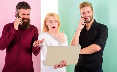 Modern insan sanal ve gerçek gerçekleri içinde yaşıyor. Erkek ve kadın sanal gerçeklik ve online iletişim keyfini çıkarın. Dizüstü veya smartphone sen her zaman online. Modern teknolojiler hayatımızın daha kolay yapmak