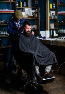 Hippi saç modeli kavramı. Hipster istemci Başlarken saç kesimi. İstemci ense üzerinde kırpma makası kesme saçlı berber. Sakallı adam berber arka plan saçına Kuaför saç kesme makinesi ile çalışır