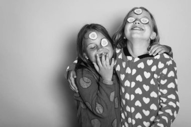 Çocuk mutlu yüzler, gözleri ve bağsız kıl salatalık ile