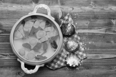 Çikolatalı ve vanilyalı kek limonata ile kompozisyon