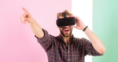 Adam tıraşsız adam Vr gözlük konser, pembe bir arka plan ziyaret keyfini çıkarın. Hipster modern teknolojiler eğlence için kullanın. VR olay kavramı. Guy Vr gözlük kafa monte görüntü keyfini sanal konser