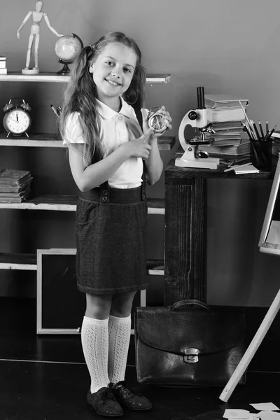 Geri okul ve çocukluk kavramına. Mutlu yüz ile kız öğrenci