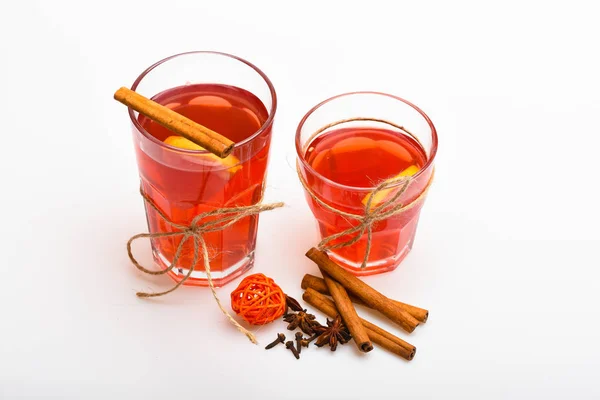 Hot Cider Konzept. Glühwein oder Heißgetränk in Gläsern und Zimtstangen. traditioneller Glühwein mit Gewürzen. Gläser mit Glühwein oder Apfelwein mit Bindfaden auf weißem Hintergrund — Stockfoto