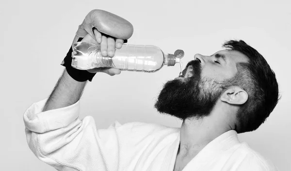 Combat maître boit de l'eau rafraîchissante après l'entraînement. — Photo