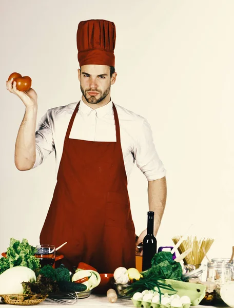 Küche und Kochkonzept. Mann mit Kochmütze und Schürze — Stockfoto