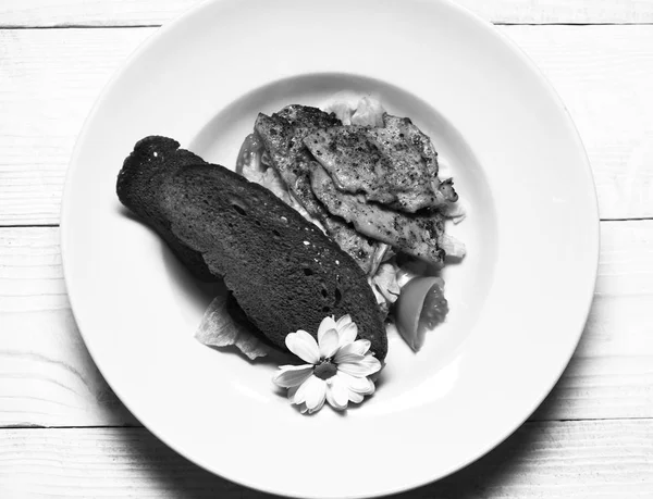 Filete de pollo asado en un plato servido con verduras — Foto de Stock