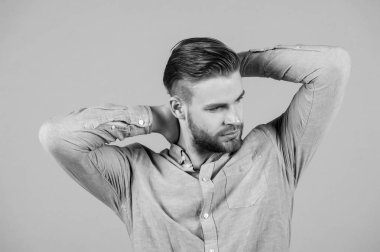 Maço mavi moda gömlek, moda. Sakallı yüzü ve sarı saç, saç kesimi olan adam. Erkek moda stil ve eğilim. Damat ve Saç Bakımı Güzellik salonda Berber Dükkanı