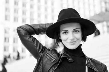 Moda, Aksesuar, stil. Esmer saçlı şehvetli kadın saç modeli. Güzellik, bak, makyaj. Cilt Bakımı, gençlik, Sima. Siyah şapkalı kadın gülümseme merdivenlerde paris, Fransa, moda