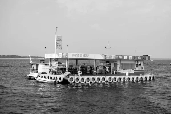 Manaus, Brasil - 04 de diciembre 2015: gasolinera y tienda en balsa de pontón flotan en el mar en el cielo azul. Tienda flotante y repostar en agua. Concepto vacaciones de verano. Aventura descubrimiento y viaje —  Fotos de Stock