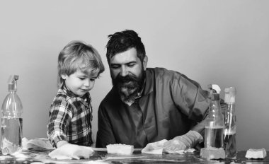 Çocuk ve gülümseyen baba köpük tablodan silin.