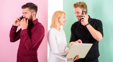 Erkek kadın sosyal ağlar ile çalışma keyfini çıkarın. Modern teknolojiler hayat daha kolay. Dizüstü smartphone her zaman online. Modern teknolojiler meslek dijital sosyal medya pazarlama gerektirir. Modern meslek